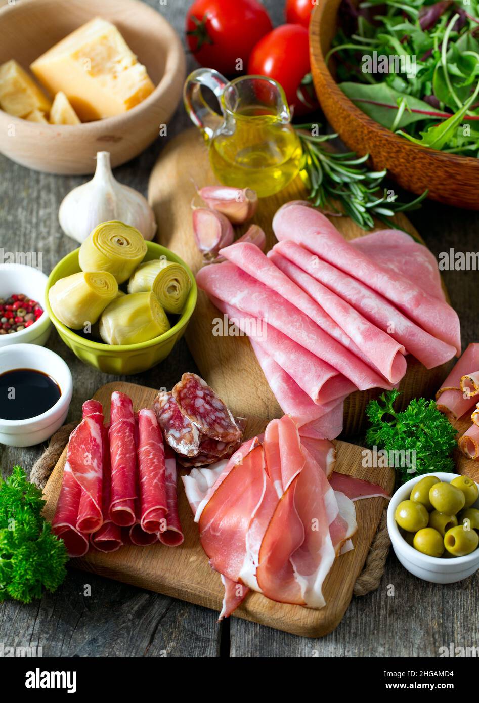 Plateau d'antipasti sur surface en bois Banque D'Images