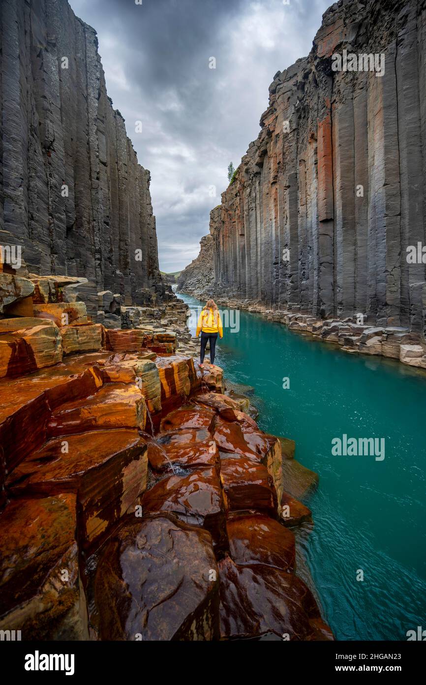Tourisme au Canyon de Stuolagil, colonnes de basalte, Egilsstadir, Islande Banque D'Images