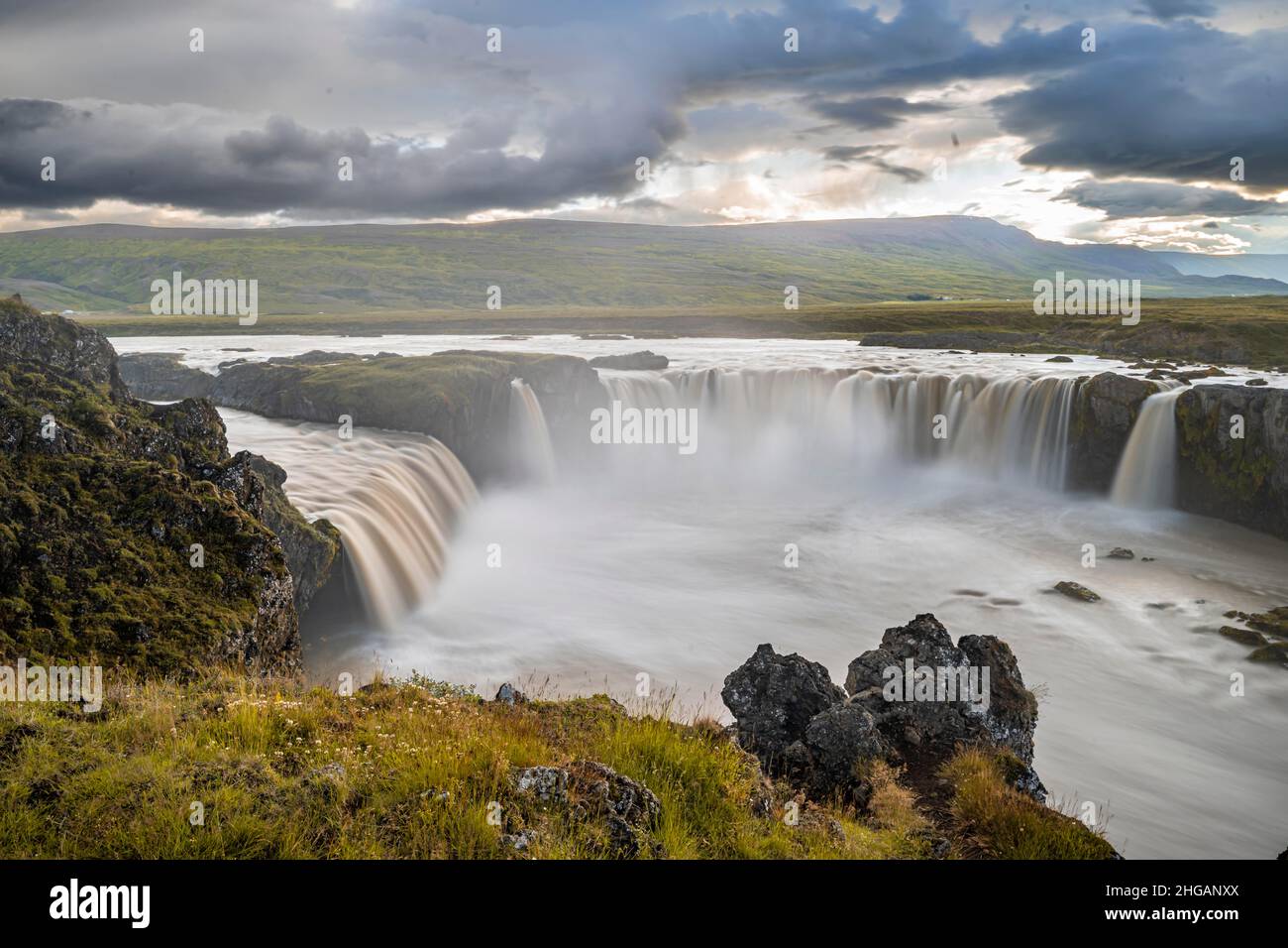 Chute d'eau Gooafoss en été, rivière Skjalfandafljot, Norourland vestra, nord de l'Islande, Islande Banque D'Images