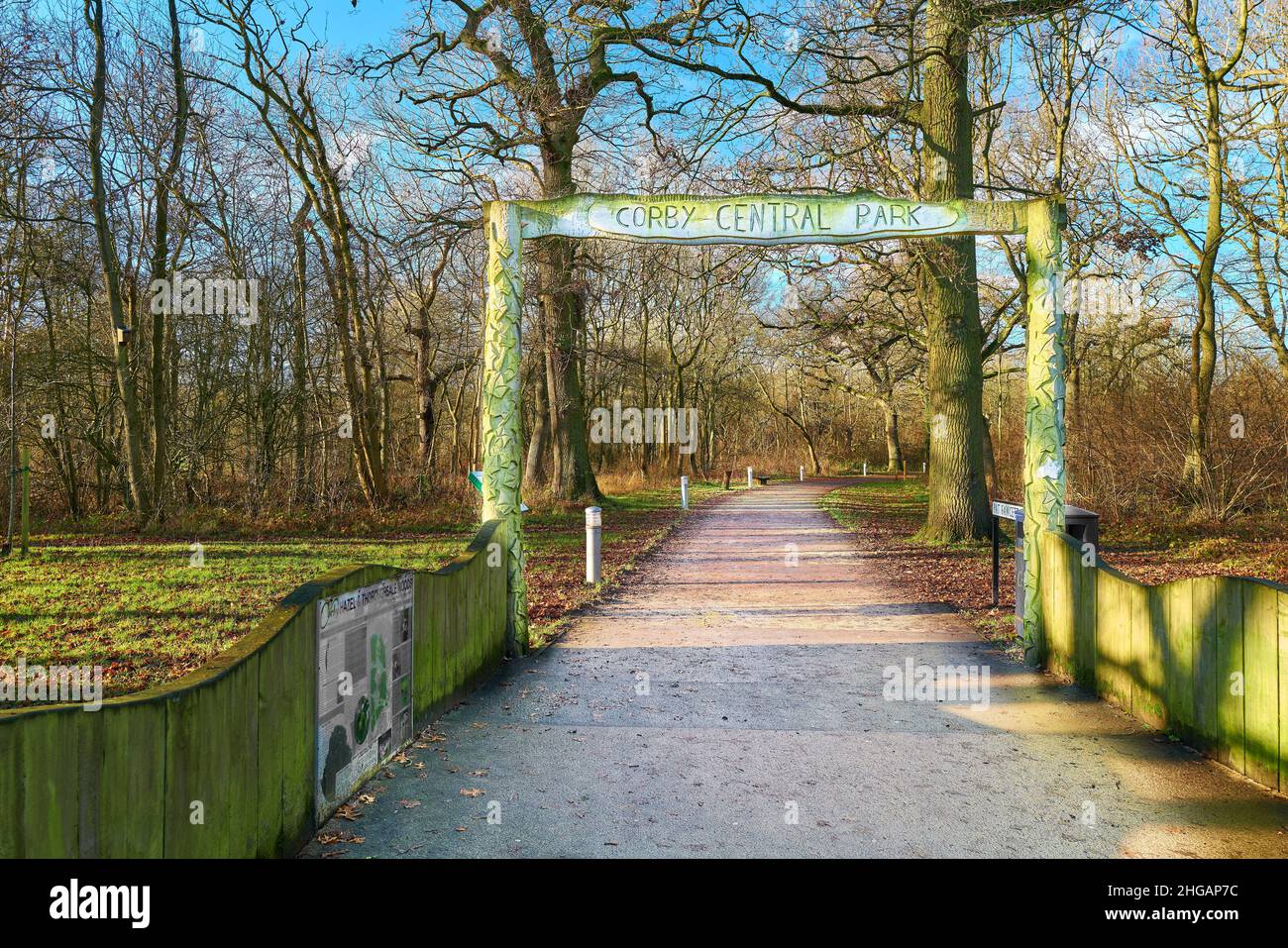 Départ du parc central de Corby sur la route Pat Fawcett à travers Hazel Woods, la plus grande forêt urbaine ancienne du Royaume-Uni, datant de 800AD, Corby, Angleterre, Banque D'Images