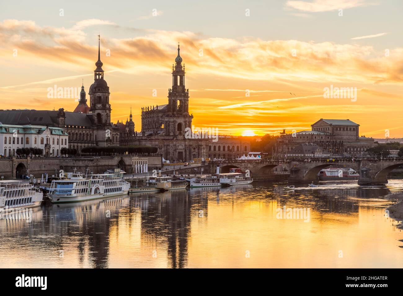 Vue sur la ville au coucher du soleil avec l'Elbe et le Sekundogenitur, Staendehaus, Hofkirche et Semperoper, Dresde, Saxe,Allemagne Banque D'Images