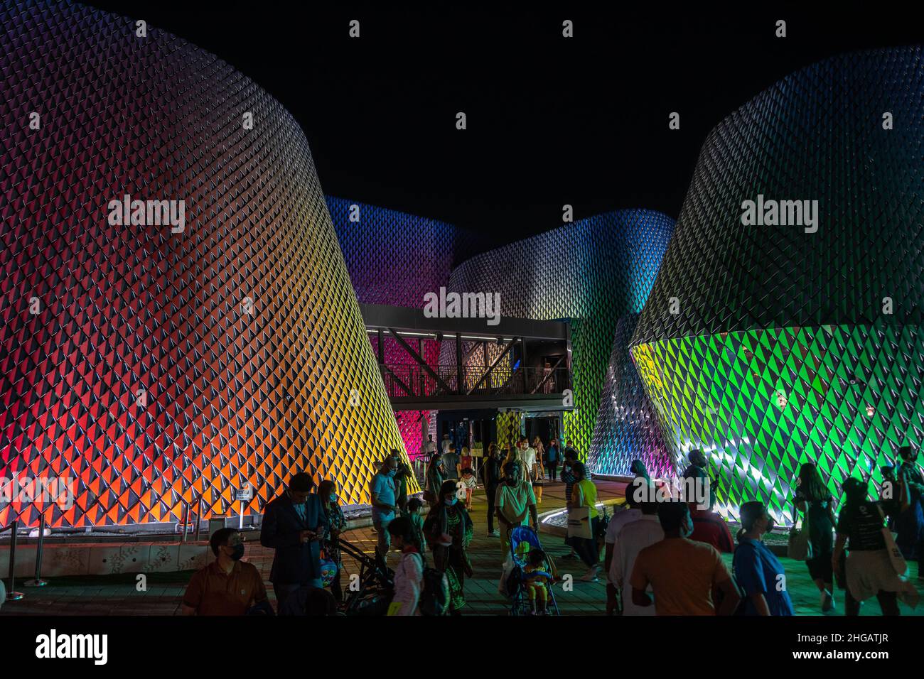 Pavillon extérieur Pakistan coloré avec une foule en face à Dubai Expo 2020 Banque D'Images