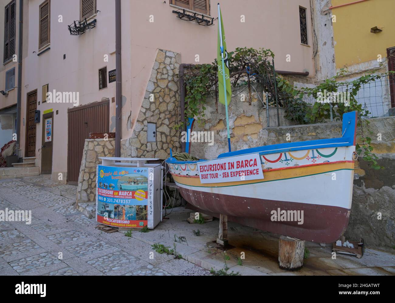 Bateau de pêche, publicité pour les excursions en bateau, port de pêche, Castellammare del Golfo, Sicile, Italie Banque D'Images