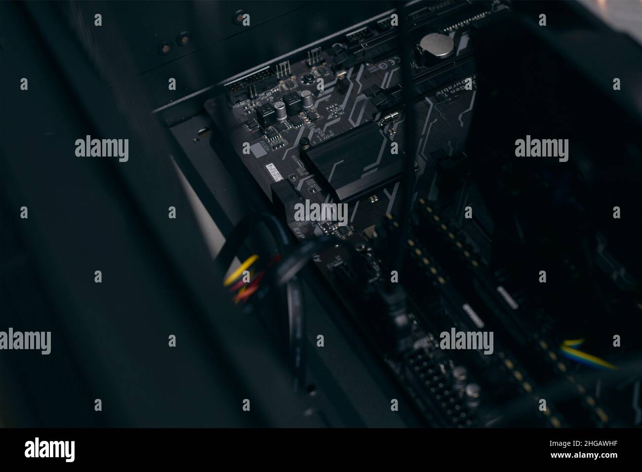 Un homme à la maison collecte, désassemble un ordinateur.Les mains d'un homme tiennent les fils, les connecte.Collecte d'un ordinateur pour les professionnels, un ordinateur de jeu Banque D'Images