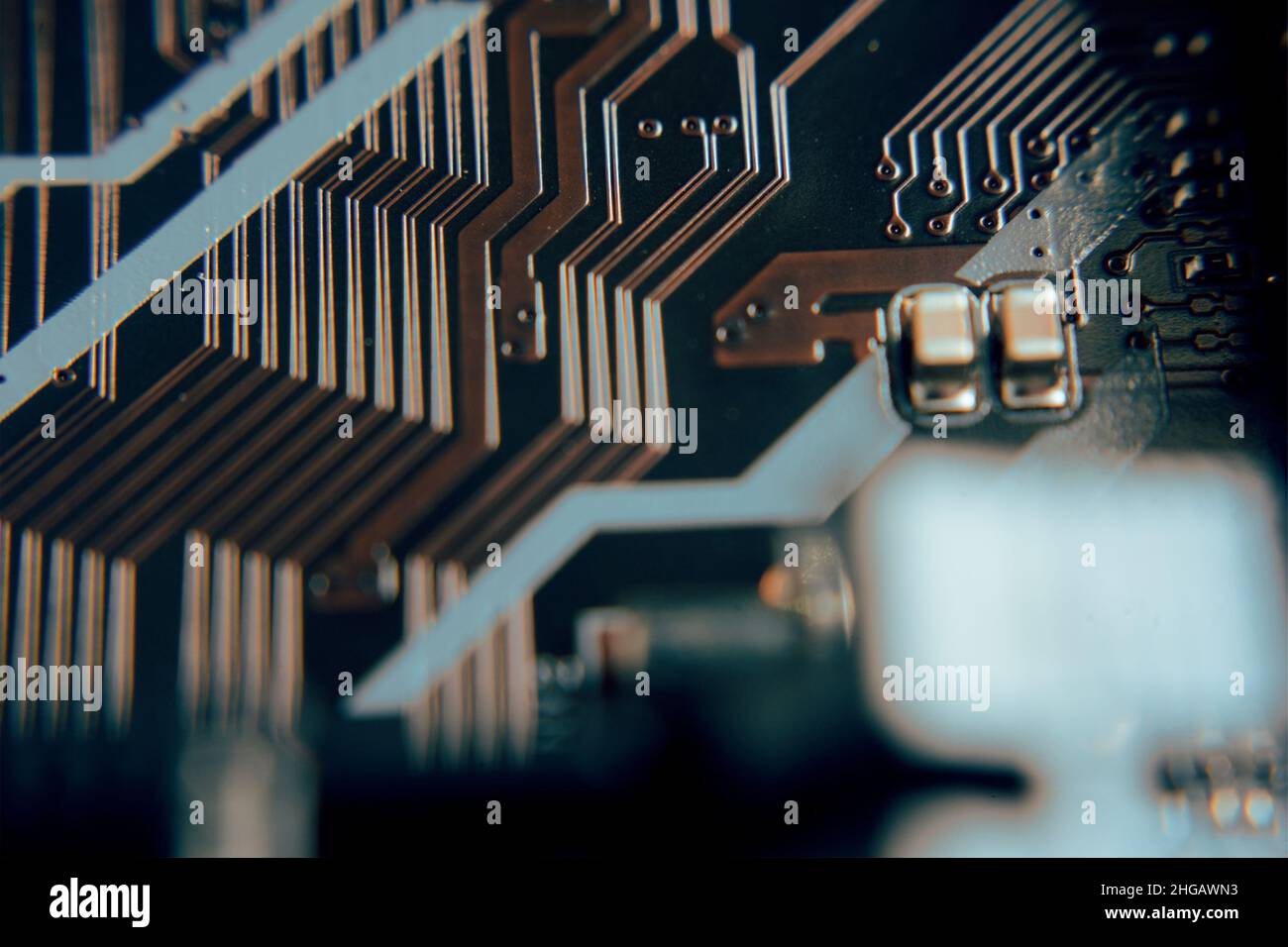 Gros plan.Jeune homme en train de réparer la carte mère d'un PC.Atelier de réparation.Utiliser des outils.Matériel informatique.Loupe.Fer à souder.Périphérique numérique Banque D'Images