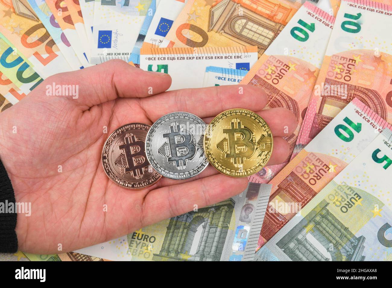 Pièces de monnaie en Bitcoin, billets en euros, tir en studio Photo Stock -  Alamy
