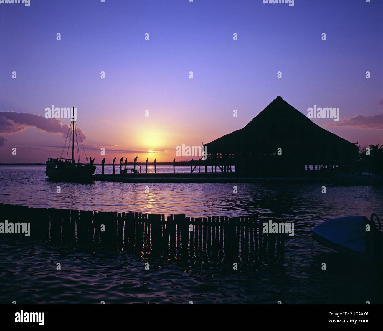 Mexique.Péninsule du Yucatan.Coucher de soleil sur la lagune de Nichupte. Banque D'Images
