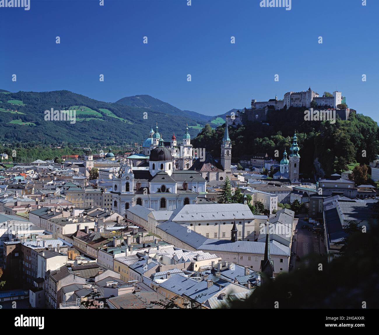 Autriche.Salzbourg.Vue sur la vieille ville avec la forteresse de Hohensalzburg au sommet d'une colline. Banque D'Images