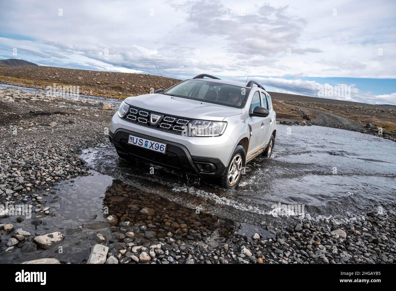 Dacia Duster 4x4 voiture traversant une rivière, ford, route de gravier, paysage stérile, Islandais Highlands,Islande Banque D'Images