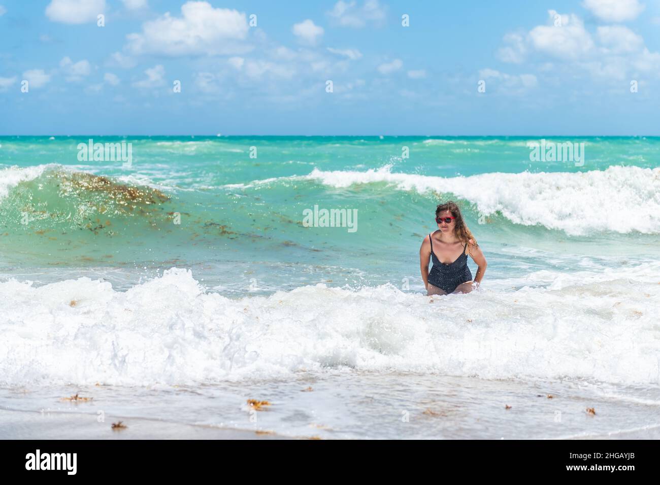 Femme en maillot de bain nageant Banque de photographies et d’images à