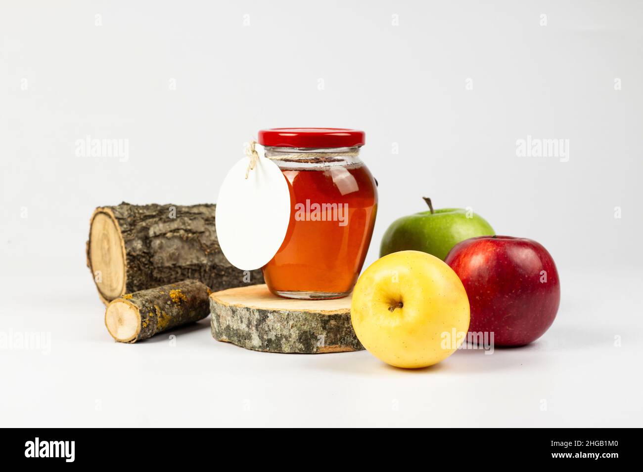 Confiture naturelle maison.Bocal en verre transparent avec confiture à  l'intérieur sur des rondins en bois coupés en croix et des pommes isolées  sur fond blanc.Partie de l'ensemble Photo Stock - Alamy