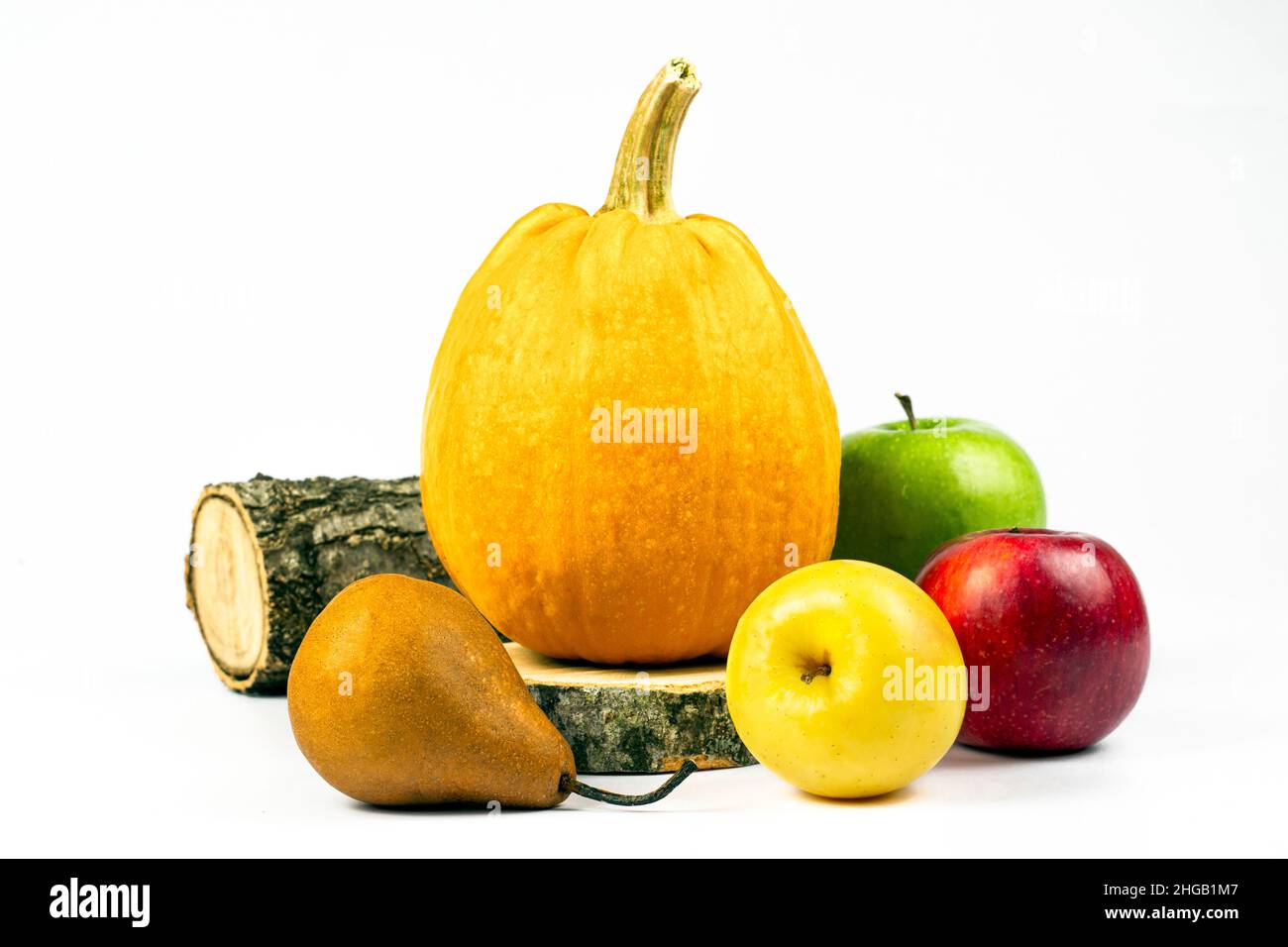 Citrouille, poire et pommes de différentes couleurs isolées sur fond blanc.Concept de production naturelle et biologique.Partie de l'ensemble. Banque D'Images