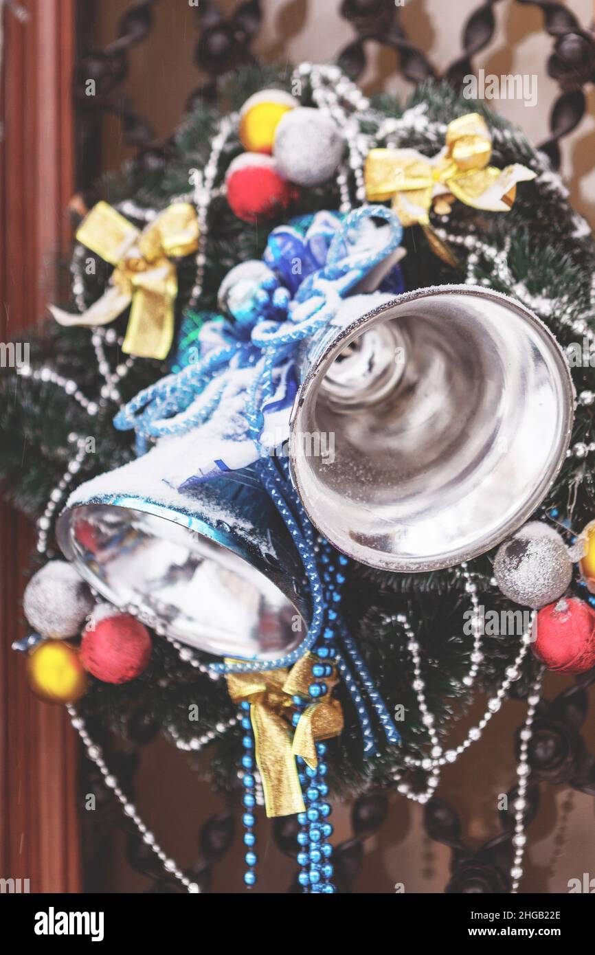 Belle porte d'entrée décorée de la maison avec des boules et guirlande fond nouvel an, foyer sélectif Banque D'Images