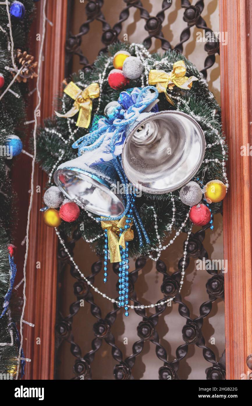 Belle porte d'entrée décorée de la maison avec des boules et guirlande fond nouvel an, foyer sélectif Banque D'Images