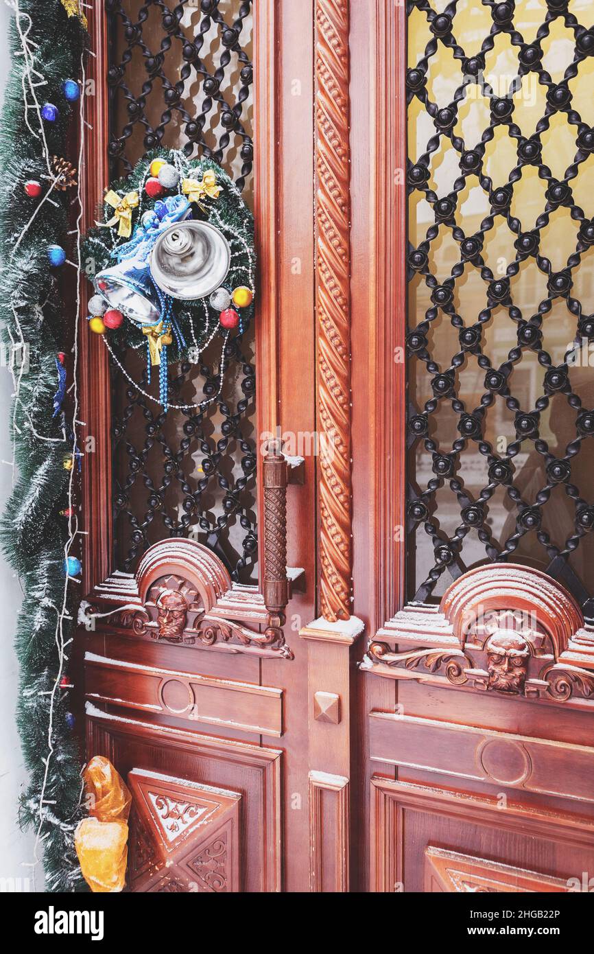 Belle porte d'entrée décorée de la maison avec des boules et guirlande fond nouvel an, foyer sélectif Banque D'Images