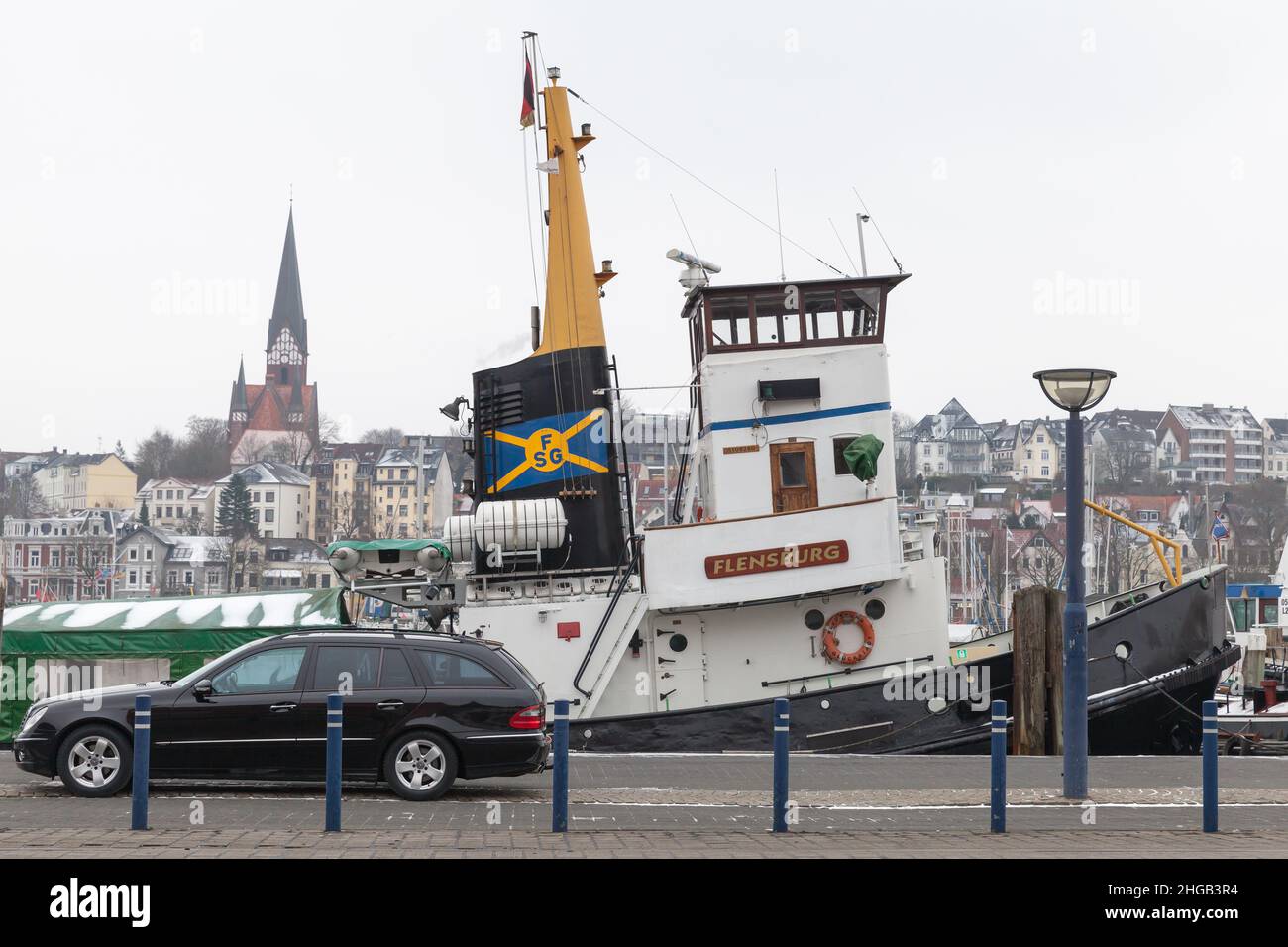 Flensburg, Allemagne - 9 février 2017 : bateau à remorqueurs amarré dans le port de Flensburg, vue sur la rue côtière Banque D'Images