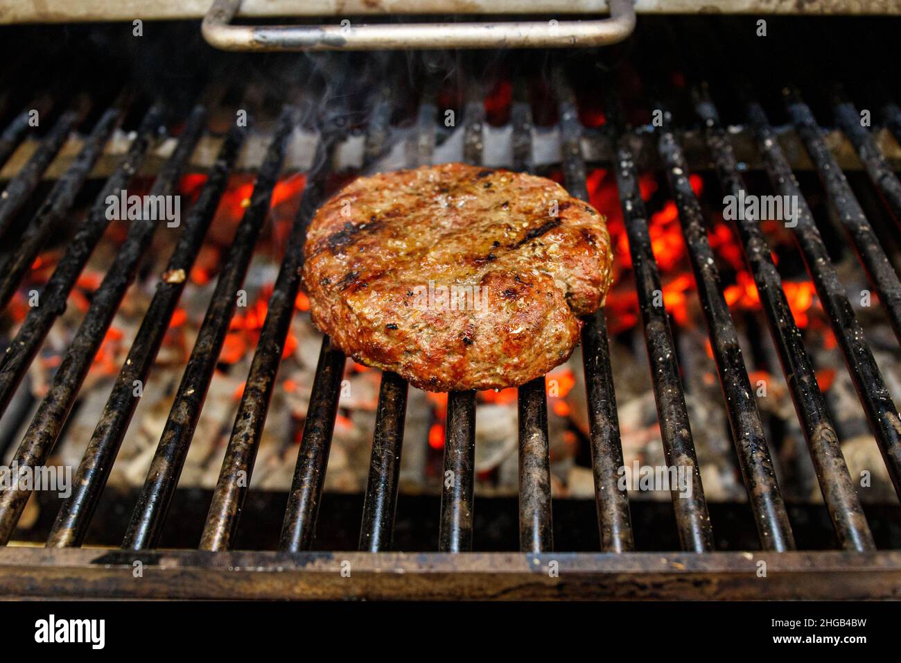 Hamburger de bœuf pour hamburger sur barbecue à flamme Banque D'Images