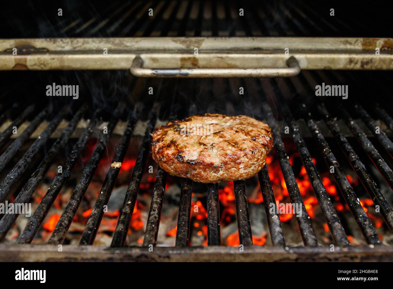 Hamburger de bœuf pour hamburger sur barbecue à flamme Banque D'Images