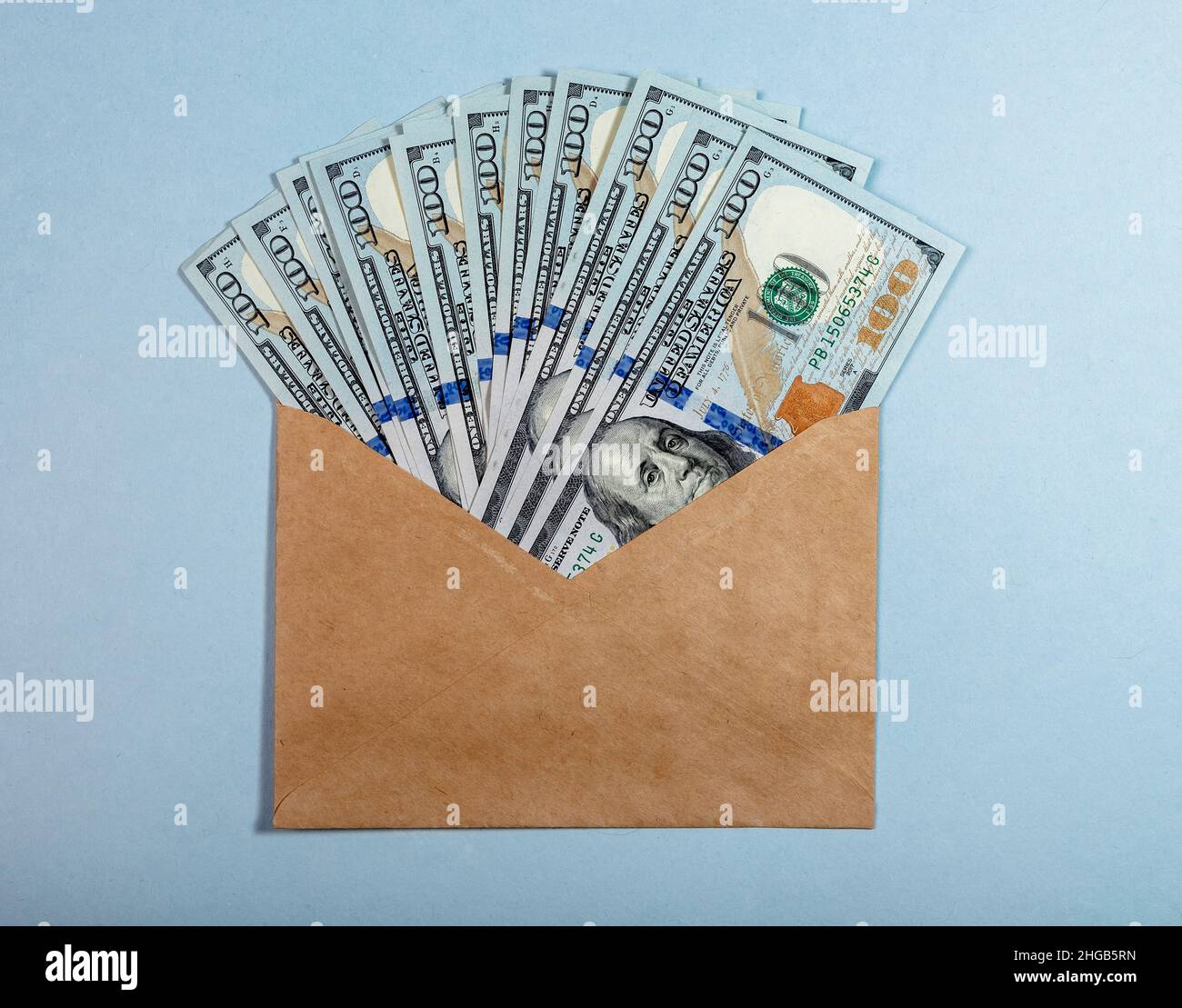 Dollars en espèces dans l'enveloppe.Corruption, salaire illégal, notion de criminalité financière. Banque D'Images