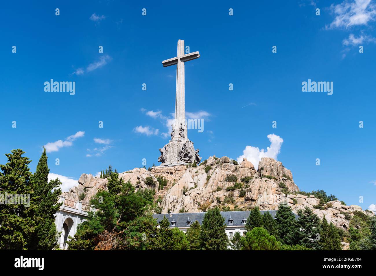 San Lorenzo de El Escorial, Espagne - 29 août 2021 : la grande croix de la Valle de Los Caidos ou la Vallée des morts est un monument commémoratif Banque D'Images