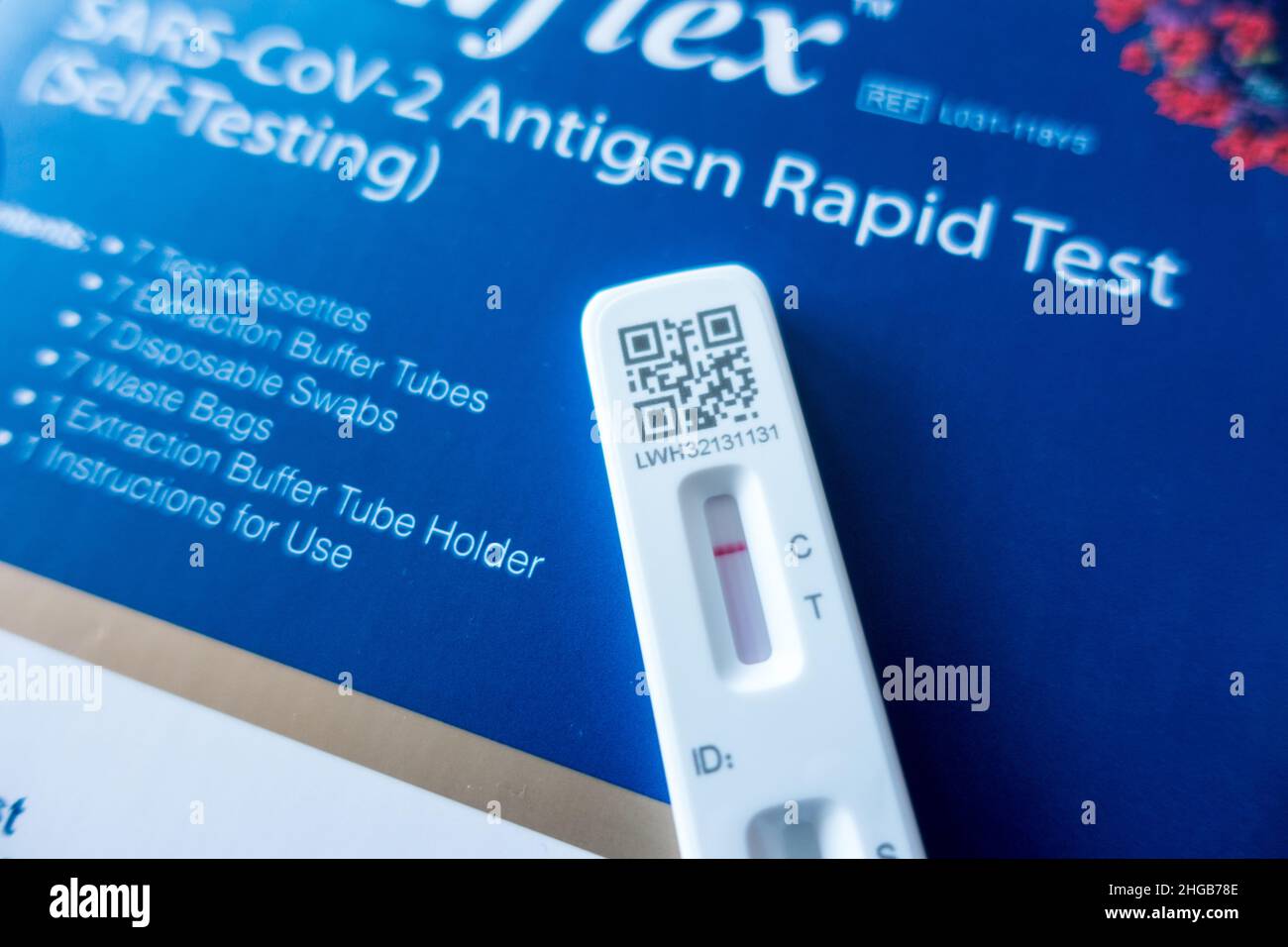 Antigène Covid du SRAS Test rapide ou test de débit latéral fourni par le gouvernement britannique pour le test à domicile Banque D'Images Antigène Covid du SRAS Test rapide ou test de débit latéral fourni par le gouvernement britannique pour le test à domicile Banque D'Images