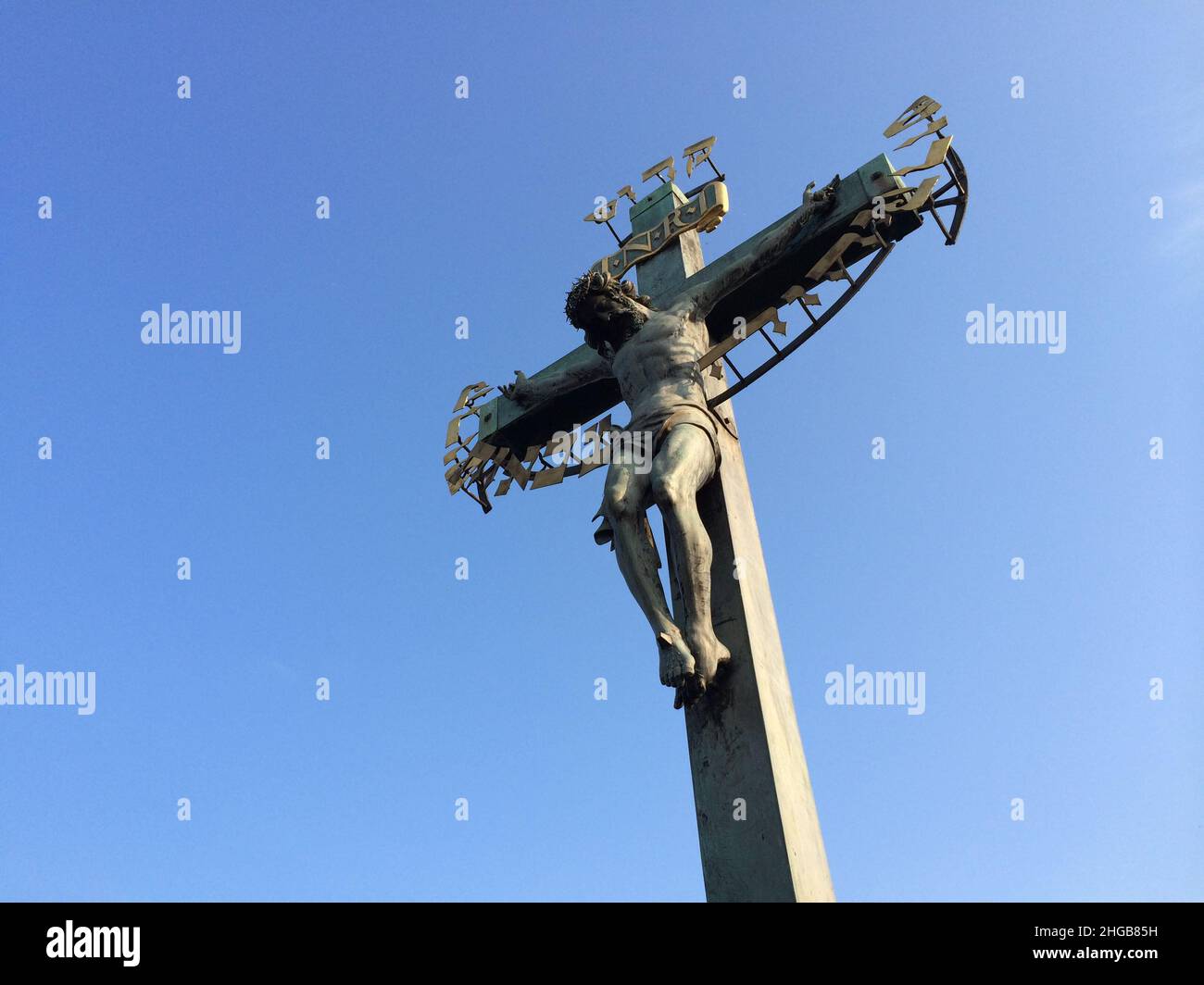 Crucifix sur ciel bleu Banque D'Images