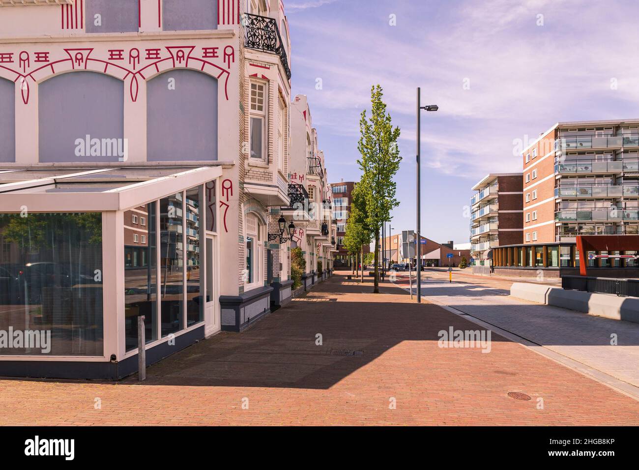 Rue du matin dans la ville de Vlissingen en Hollande.Le fond est un ciel bleu avec des nuages blancs et le soleil du matin brille. Banque D'Images