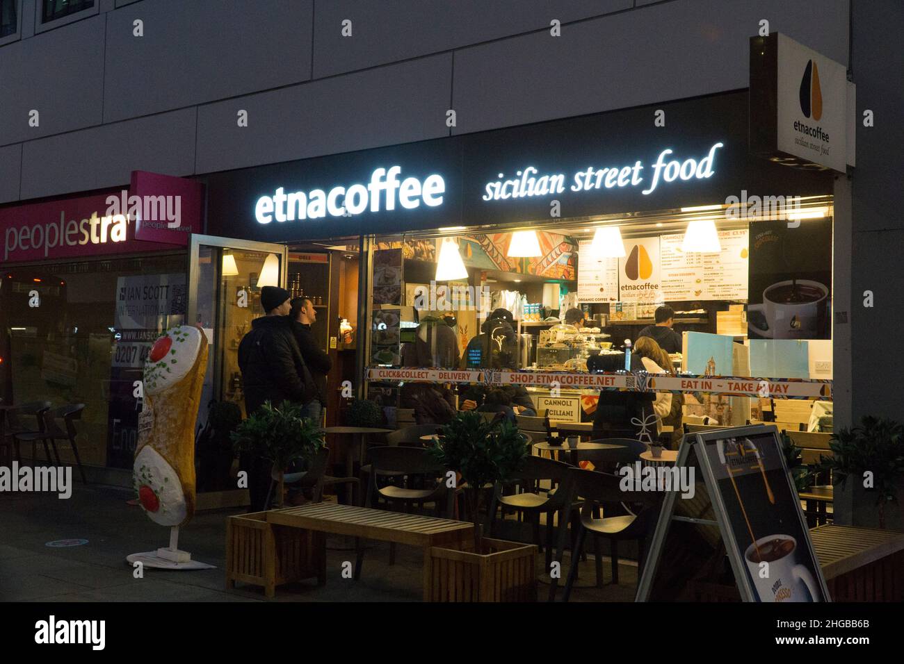 Londres, Royaume-Uni, 16 janvier 2022 : le café Etna Coffee sert de la nourriture de rue sicilienne à des clients appréciatifs tard le dimanche après-midi sur Baker Street.A Banque D'Images