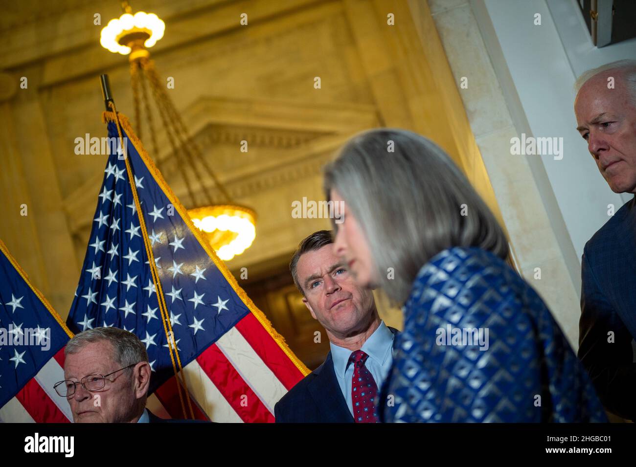 Le sénateur américain Jim Inhofe (républicain de l'Oklahoma), à gauche, le sénateur américain Todd Young (républicain de l'Indiana), deuxième de gauche, le sénateur américain Joni Ernst (républicain de l'Iowa), deuxième de droite,Et le sénateur des États-Unis John Cornyn (républicain du Texas), à droite, attend de faire des remarques sur la situation actuelle entre la Russie et l'Ukraine, dans le bureau du Sénat Russell à Washington, DC, le mercredi 19 janvier 2022.Crédit : Rod Lamkey/CNP Banque D'Images