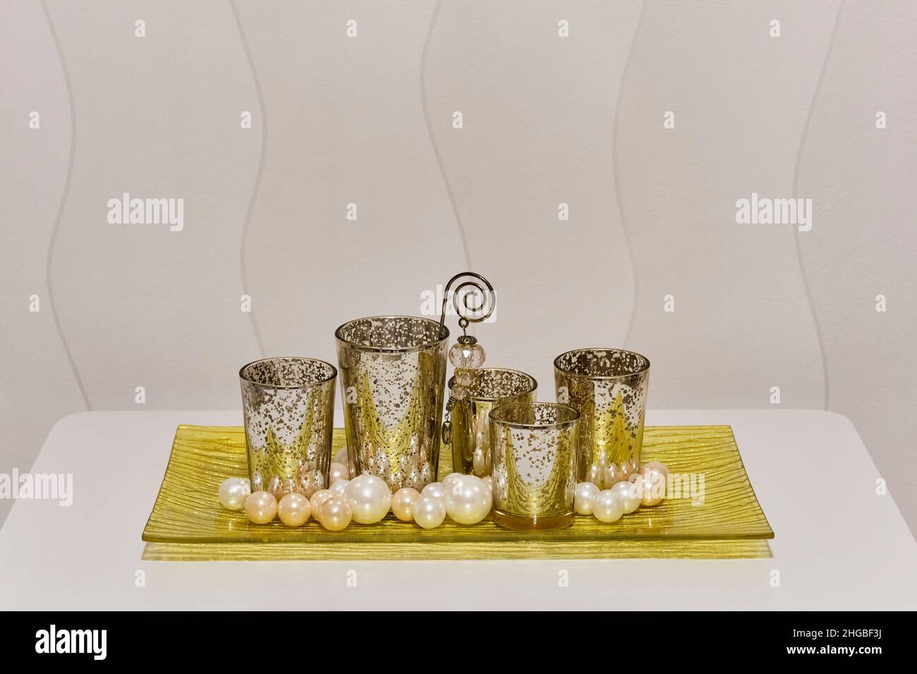 Composition de Noël sur table basse blanche.Chandeliers en verre de couleur dorée, petites boules Banque D'Images