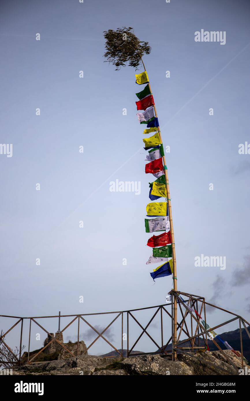 Drapeaux tibétains sur un poteau de vent Banque D'Images