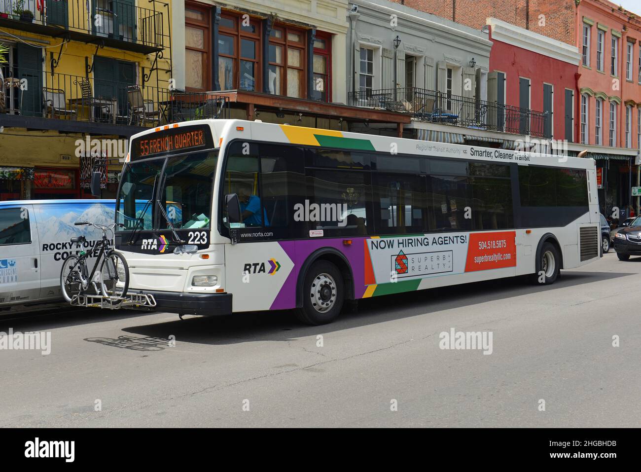 Autobus public de la New Orleans Regional Transit Authority (RTA) sur Decatur Street dans le quartier français au centre-ville de la Nouvelle-Orléans, Louisiane LA, États-Unis. Banque D'Images
