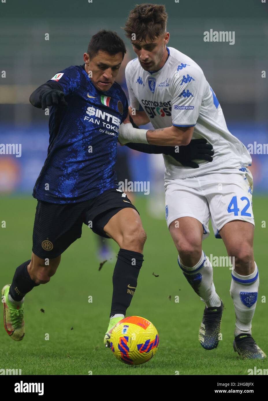 Milan, Italie, 19th janvier 2022.Mattia Viti d'Empoli FC se livre aux défenses d'Alexis Sanchez du FC Internazionale lors du match de Coppa Italia à Giuseppe Meazza, Milan.Crédit photo à lire: Jonathan Moscrop / Sportimage crédit: Sportimage / Alay Live News Banque D'Images