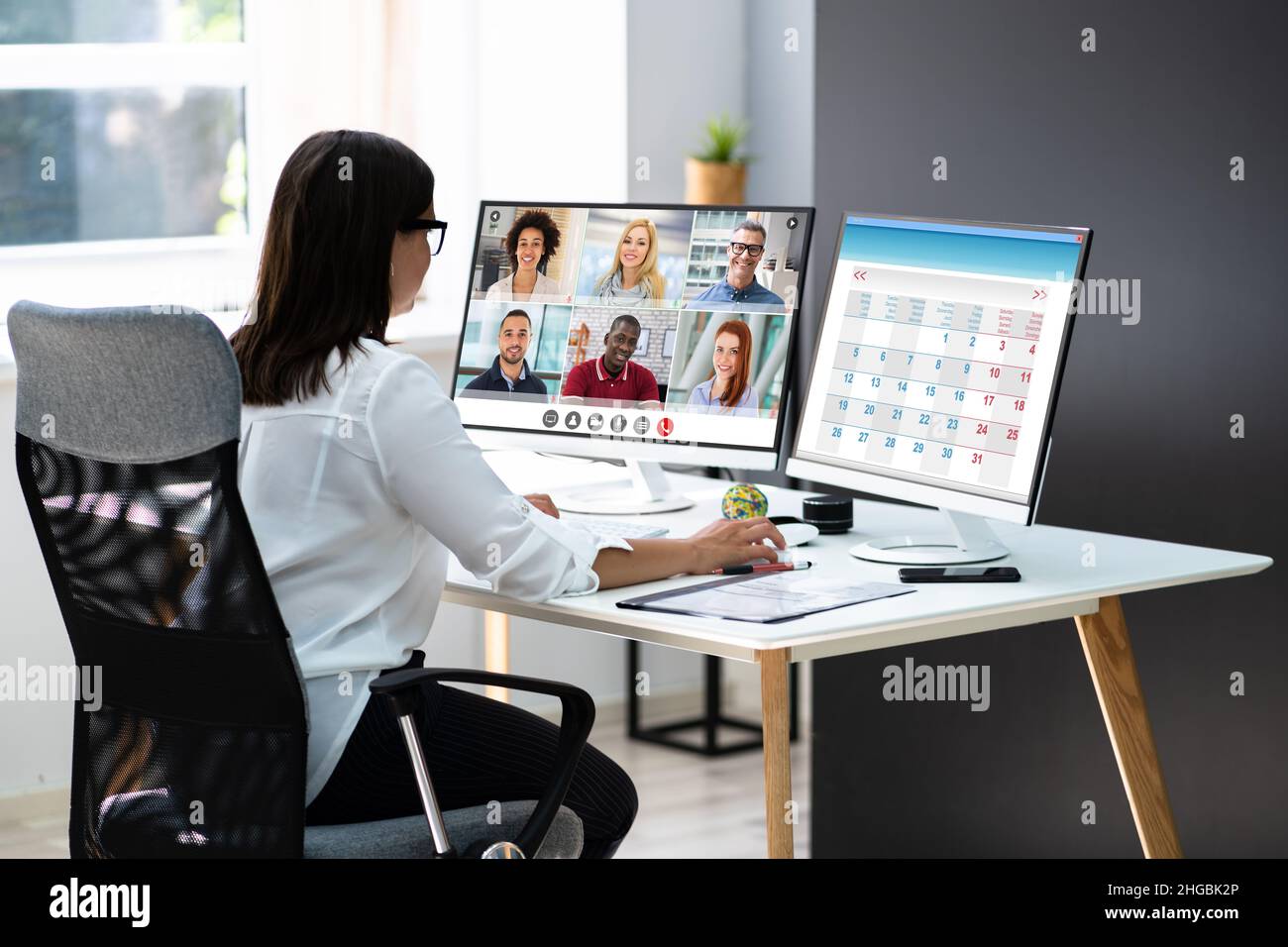 Programme de conférence virtuelle sur plusieurs ordinateurs dans Office Banque D'Images