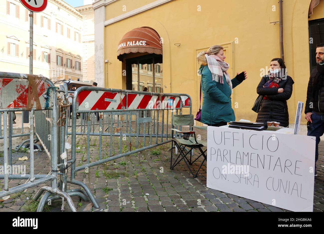 Membre de la Chambre des députés italienne Sara Cunial à son bureau devant Montecitorio, Rome, Italie, le 19 janvier 2022.Selon les dernières règles du gouvernement, entrer à la Chambre des députés, comme entrer dans les bureaux, coiffeurs, bus, trains, restaurants,Les cinémas, les salles de sport, etc. Sont obligatoires avec le certificat « Green Pass ».Pour obtenir une passe verte valide, on devrait obtenir deux doses de vaccin Covid 19 ou être guéri de l'infection.De plus, le vaccin Covid 19 est obligatoire pour tous les travailleurs et les personnes de plus de 50 ans.Cunial, comme d'autres militants de No VAX, demande au gouvernement italien de laisser les gens le faire Banque D'Images