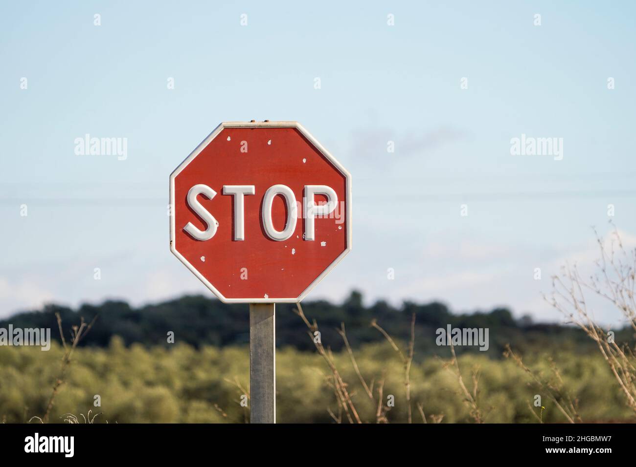 Panneau stop, panneau de route, sur une route espagnole, Espagne. Banque D'Images