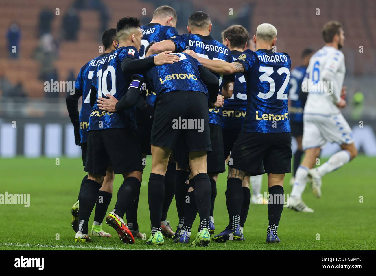 Milan, Italie.19th janvier 2022.Andrea Ranocchia du FC Internazionale fête avec ses coéquipiers après avoir obtenu un but lors du match de football de Coppa Italia 2021/22 entre le FC Internazionale et le FC Empoli au stade Giuseppe Meazza, Milan, Italie, le 19 janvier 2022 Credit: Independent photo Agency/Alay Live News Banque D'Images
