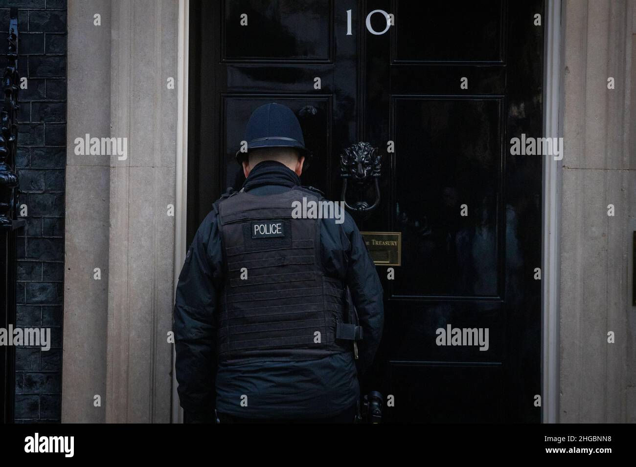 LONDRES, Royaume-Uni 19th janvier 2022 l'officier de police à la porte du numéro 10 comme Premier ministre Boris Johnson doit quitter le numéro 10 Downing Street pour les PMQ, alors qu'il continue à faire face à des réactions et à des appels pour sa démission suite au scandale Downing Street Partygate crédit:Lucy North/Alamy Live News Banque D'Images