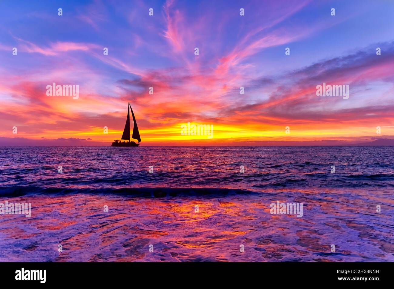Un Voilier est la voile le long de l'océan avec Un coucher de soleil coloré sur l'océan Horizon Banque D'Images