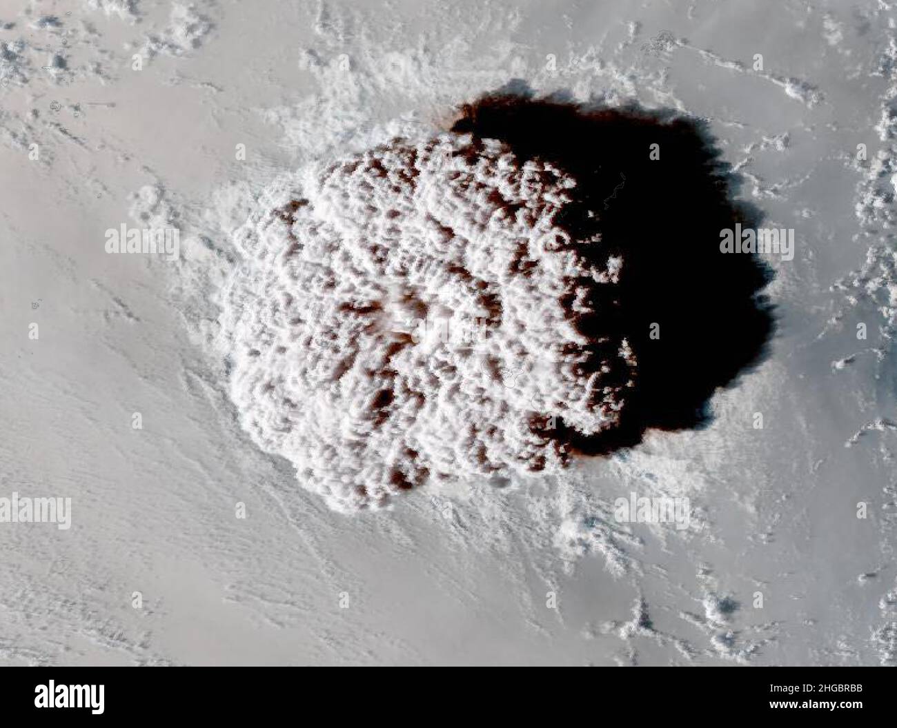 Un énorme nuage de champignons souffle des cendres volcaniques de l'éruption violente du volcan sous-marin Hungas Tonga-Hunya Haʻapai capturé par le satellite GOES-West au-dessus de l'océan Pacifique Sud le 15 janvier 2022 dans les îles Tonga.L'explosion a envoyé un panache de cendres de 100 000 pieds dans la haute atmosphère et les vagues du tsunami jusqu'en Californie. Banque D'Images
