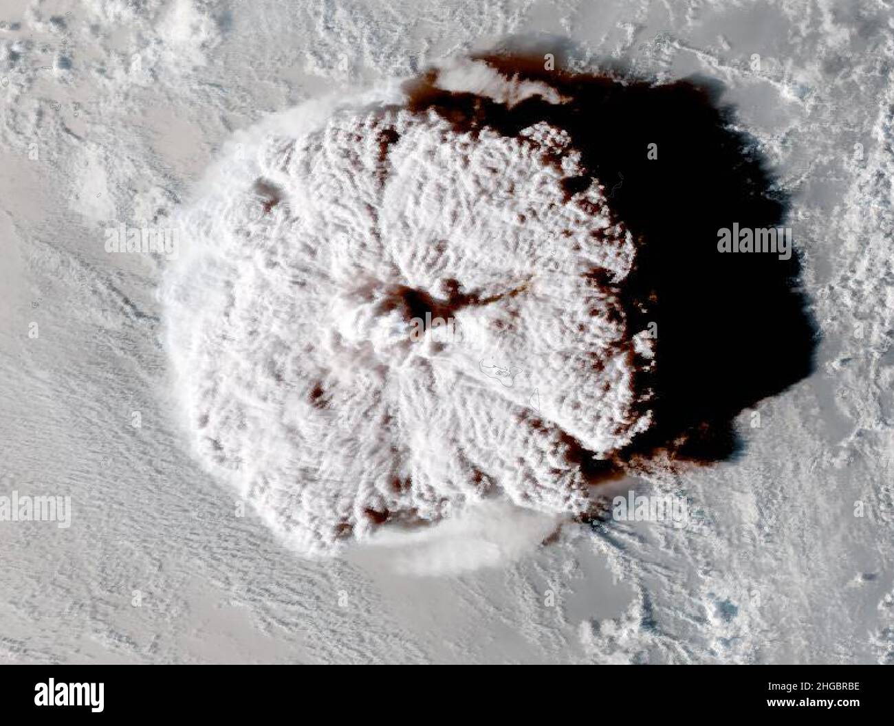 Un énorme nuage de champignons souffle des cendres volcaniques de l'éruption violente du volcan sous-marin Hungas Tonga-Hunya Haʻapai capturé par le satellite GOES-West au-dessus de l'océan Pacifique Sud le 15 janvier 2022 dans les îles Tonga.L'explosion a envoyé un panache de cendres de 100 000 pieds dans la haute atmosphère et les vagues du tsunami jusqu'en Californie. Banque D'Images