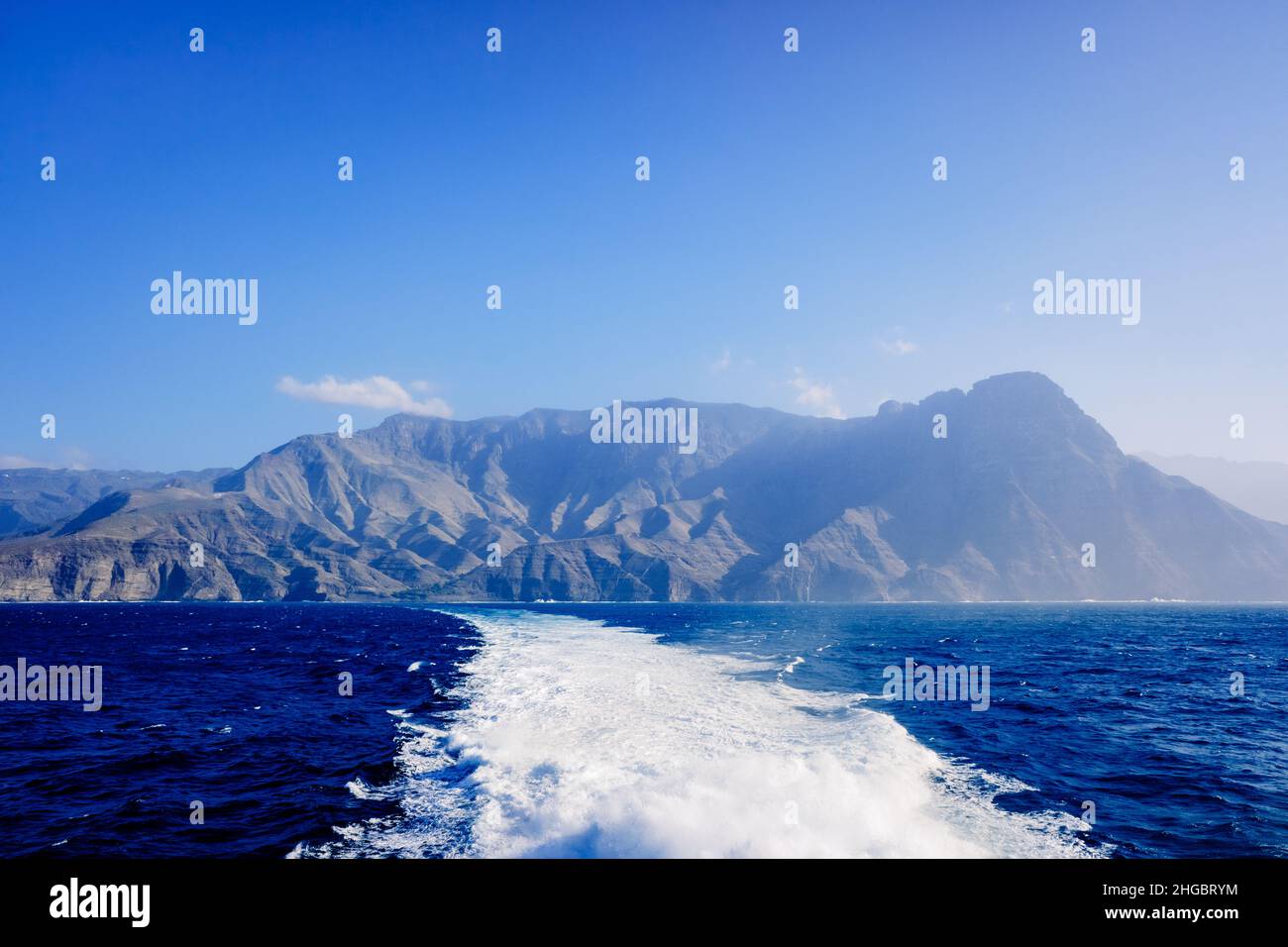 Côte de Gran Canaria et port d'Agaete vu de la mer. Banque D'Images