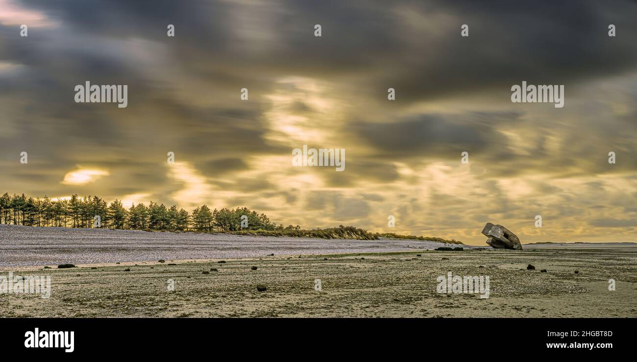 Baie de somme, le Hourdel, chenal à marée basse, blockhaus, coucher de soleil sur la mer , sable et mises. Banque D'Images