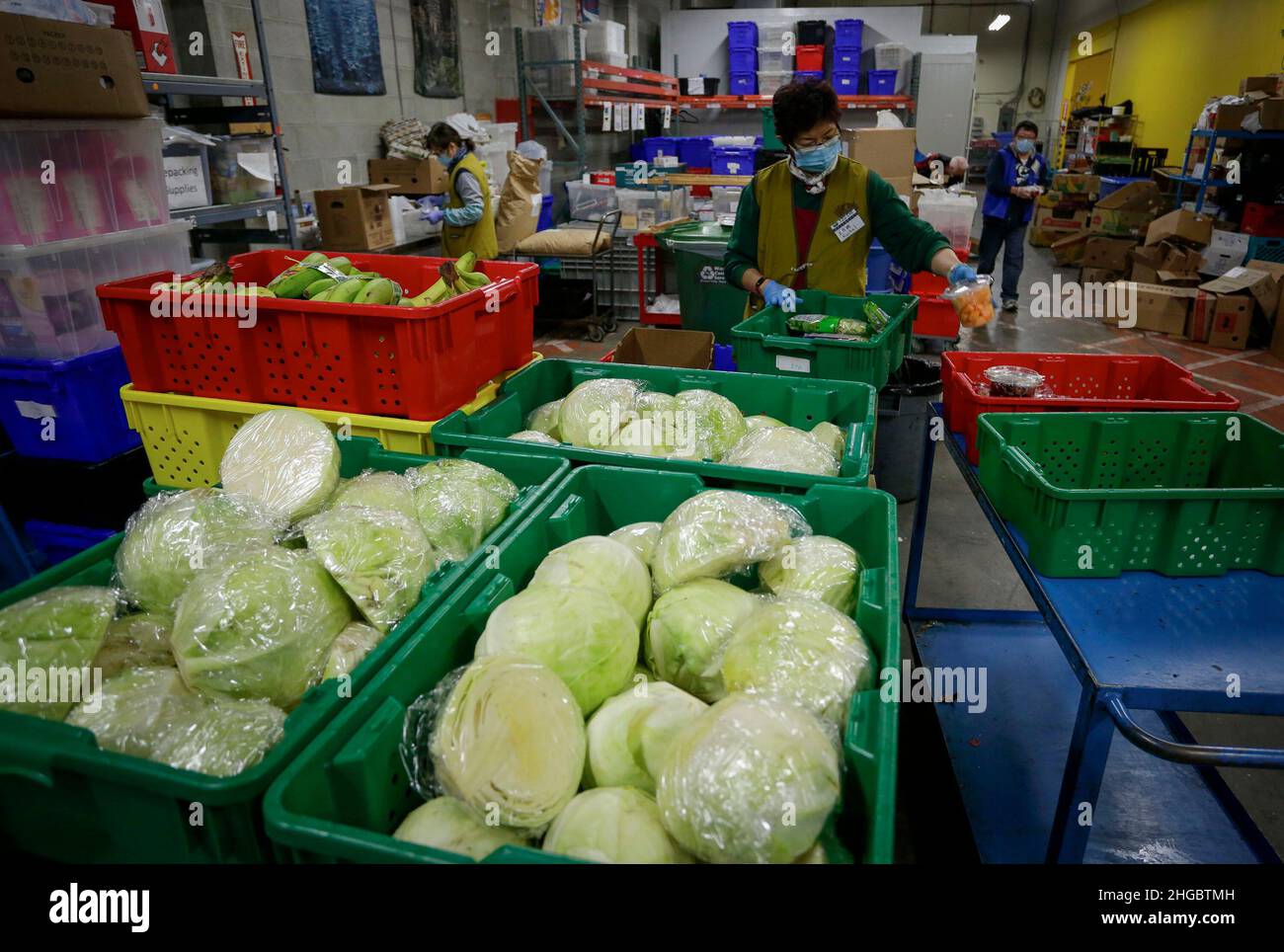 Richmond, Canada.19th janvier 2022.Les bénévoles se préparent à distribuer de la nourriture dans une banque alimentaire de Richmond, en Colombie-Britannique, au Canada, le 19 janvier 2022.Selon Statistique Canada, le taux d'inflation annuel du Canada a atteint 4,8 p. 100 en décembre 2021, le plus élevé depuis 1991 en raison de la hausse des prix des aliments, des véhicules de tourisme et des logements.Credit: Liang Sen/Xinhua/Alay Live News Banque D'Images