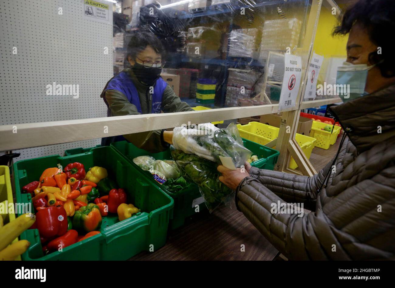 Richmond, Canada.19th janvier 2022.Un bénévole distribue de la nourriture dans une banque alimentaire de Richmond, en Colombie-Britannique, au Canada, le 19 janvier 2022.Selon Statistique Canada, le taux d'inflation annuel du Canada a atteint 4,8 p. 100 en décembre 2021, le plus élevé depuis 1991 en raison de la hausse des prix des aliments, des véhicules de tourisme et des logements.Credit: Liang Sen/Xinhua/Alay Live News Banque D'Images