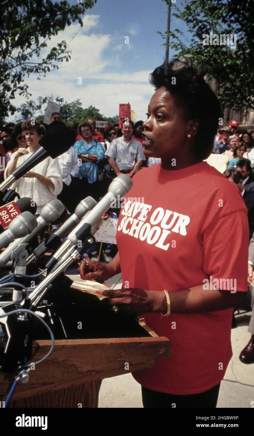 Austin Texas USA,1992: Une femme noire prend la parole lors d'un rassemblement de protestation contre le projet des législateurs de fermer une école résidentielle publique pour les personnes handicapées à Mexia, Texas. ©Bob Daemmrich Banque D'Images