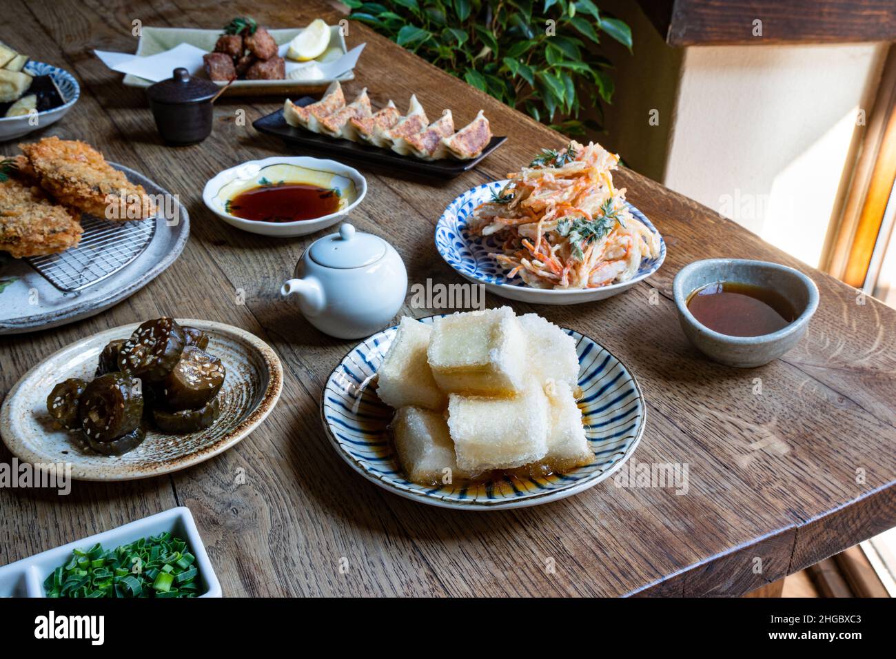 Une variété de plats japonais sur une table rustique en bois. Banque D'Images