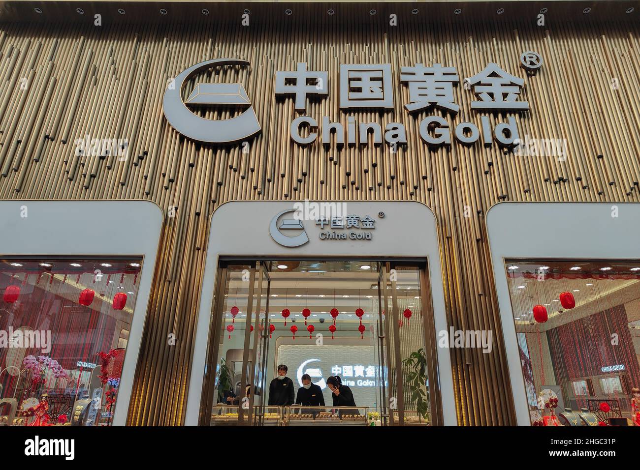 SHANGHAI, CHINE - 19 JANVIER 2022 - les clients choisissent et achètent des bijoux en or dans un magasin China Gold à Shanghai, Chine, le 19 janvier 2022. Banque D'Images