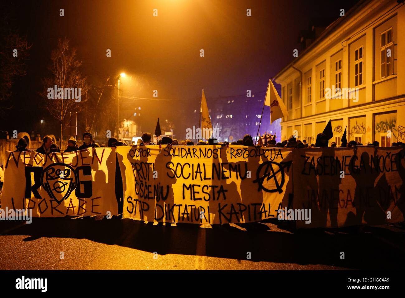 Ljubljana, Slovénie.19th janvier 2022.Les manifestants défilant dans les rues tout en tenant une bannière pendant la manifestation.Lors du premier anniversaire des expulsions controversées d'artistes et de centres culturels d'une ancienne usine de vélos ragé de Ljubljana, les manifestants ont de nouveau protesté contre la privatisation et la commercialisation croissantes de l'espace public et le nettoyage social de la ville qui pousse les citoyens, en particulier ceux à faible revenu, à l'extérieur.Crédit : SOPA Images Limited/Alamy Live News Banque D'Images