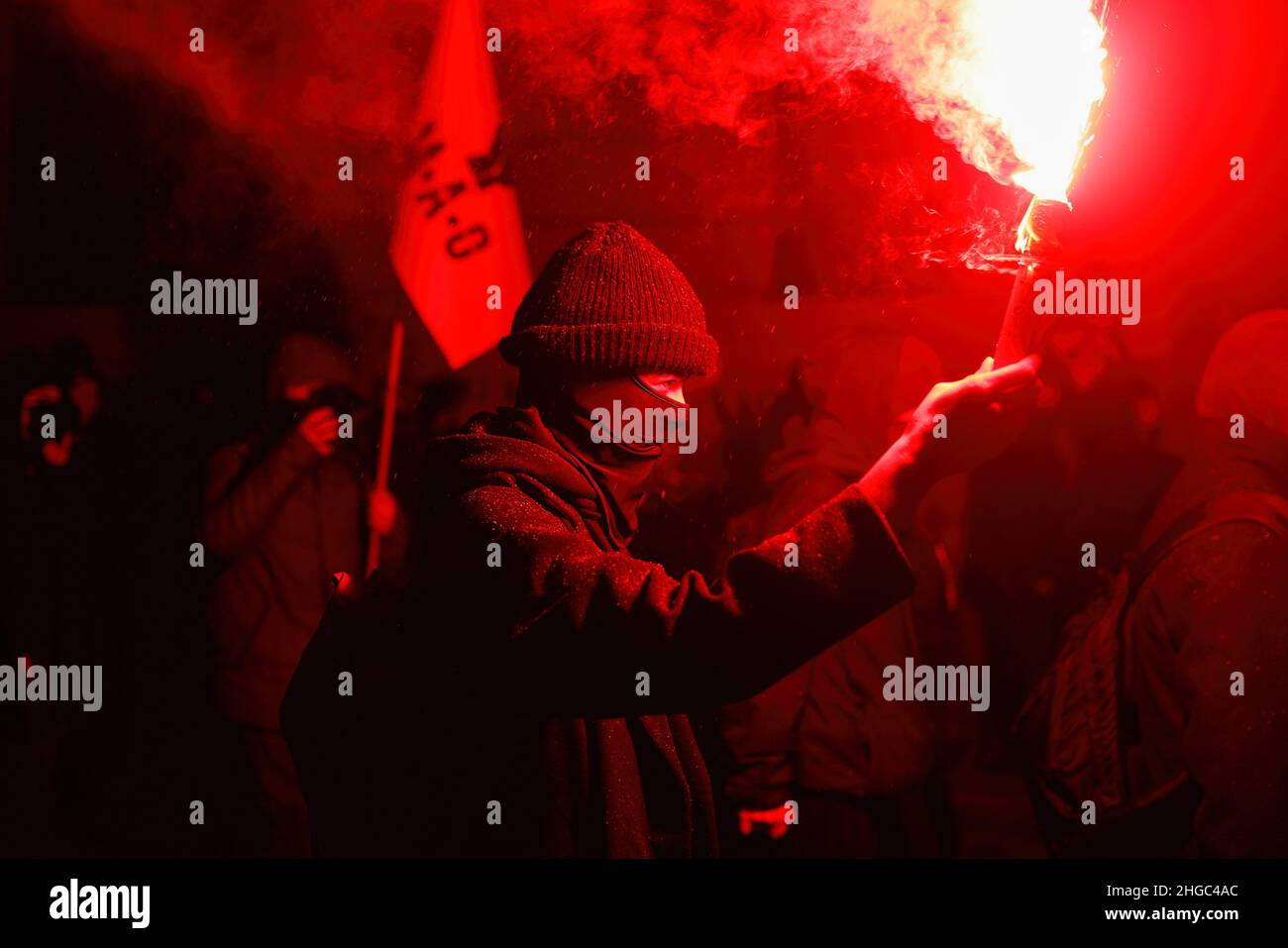 Ljubljana, Slovénie.19th janvier 2022.Un manifestant tient une éruption brûlante tout en marchant dans les rues pendant la démonstration.Lors du premier anniversaire des expulsions controversées d'artistes et de centres culturels d'une ancienne usine de vélos ragé de Ljubljana, les manifestants ont de nouveau protesté contre la privatisation et la commercialisation croissantes de l'espace public et le nettoyage social de la ville qui pousse les citoyens, en particulier ceux à faible revenu, à l'extérieur.Crédit : SOPA Images Limited/Alamy Live News Banque D'Images